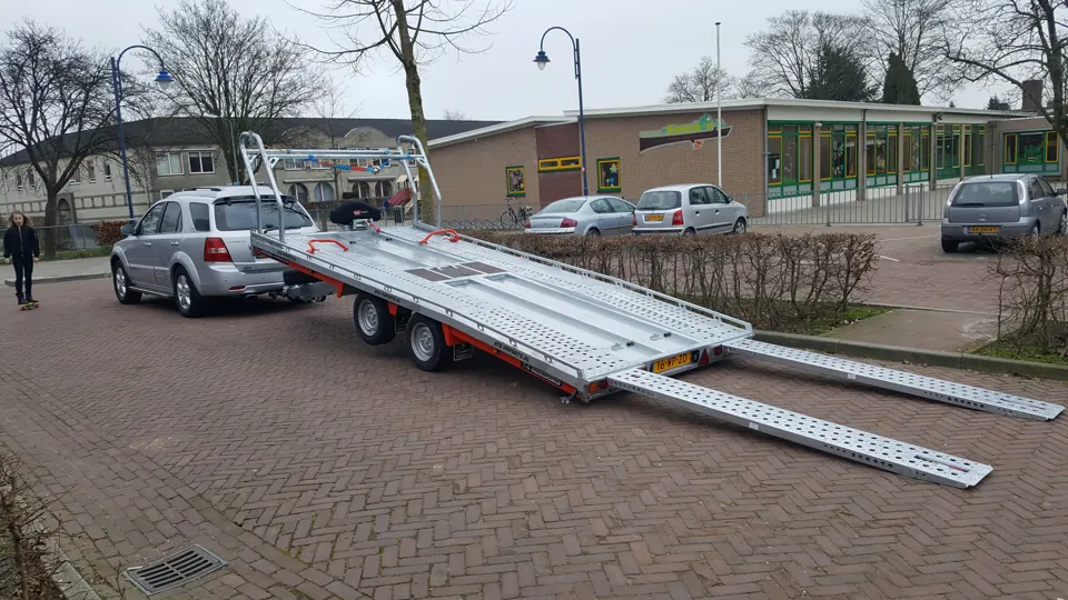 Low car trailer with loading ramps