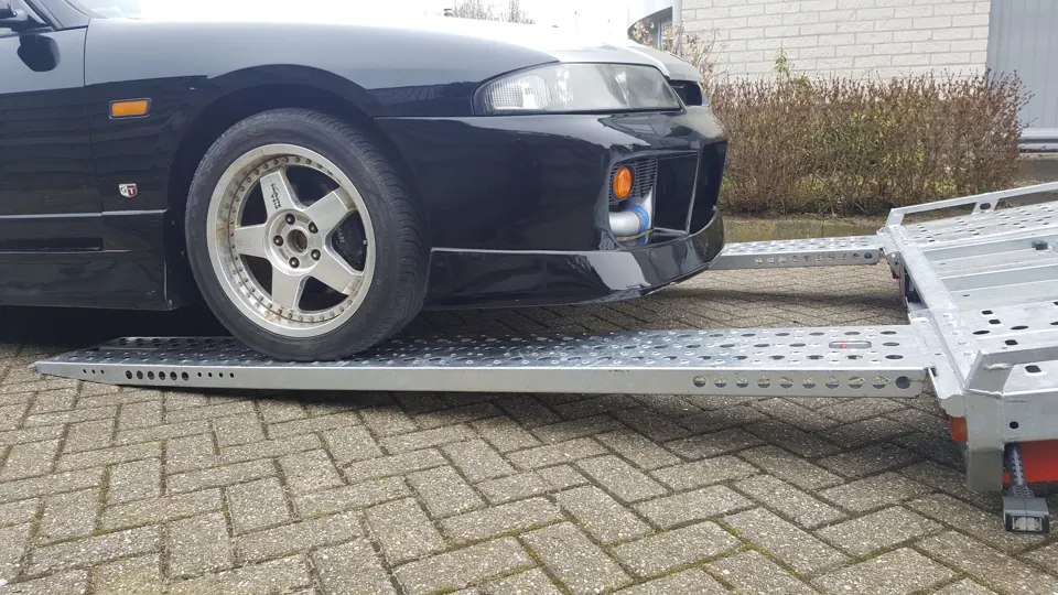 Low front bumper above the trailer platform