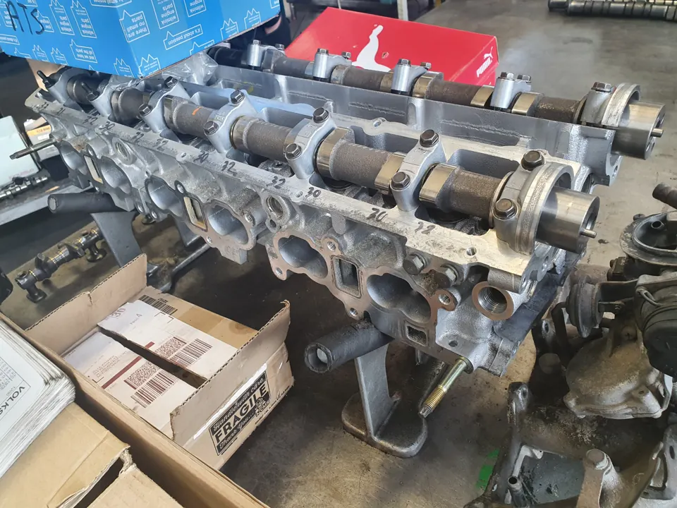 Cylinder head and camshafts