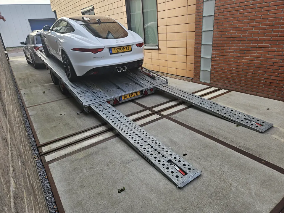 Sports coupe and trailer loading ramps